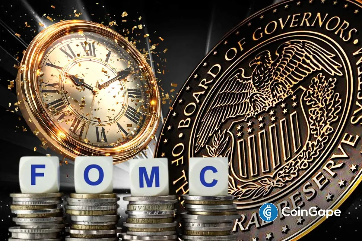 Imagem ilustrativa mostrando relógio dourado, selo do Federal Reserve, blocos com letras FOMC sobre pilhas de moedas, simbolizando política monetária e decisões sobre taxas de juros.