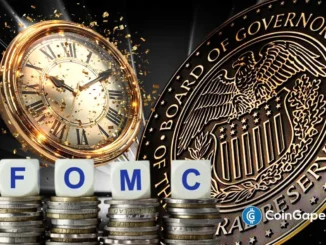 Composição artística com relógio dourado, moedas empilhadas, blocos com letras FOMC e medalha do Federal Reserve Board of Governors.