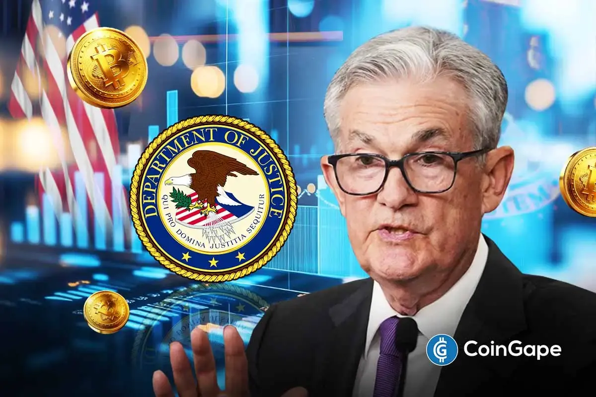 Composição mostrando Jerome Powell, presidente do Fed, com símbolos do Bitcoin e selo do Departamento de Justiça dos EUA
