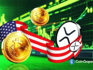Moedas de Bitcoin e XRP envoltas pela bandeira americana sobre fundo verde com gráficos de mercado cripto em alta, representando regulação nos Estados Unidos.