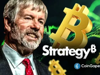 Ilustração de Michael Saylor ao lado do símbolo dourado do Bitcoin e logo da Strategy com fundo tecnológico verde