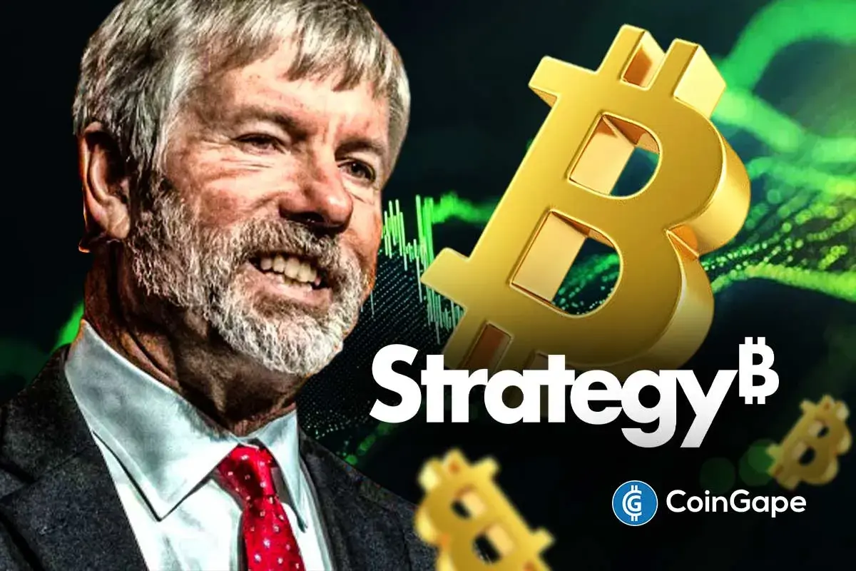Ilustração de Michael Saylor ao lado do símbolo dourado do Bitcoin e logo da Strategy com fundo tecnológico verde