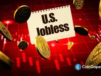 Imagem ilustrativa mostrando bloco de notas com texto "U.S. Jobless" cercado por moedas de Bitcoin em fundo vermelho com gráficos.