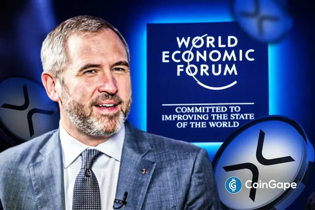 Brad Garlinghouse, CEO da Ripple Labs, sorrindo durante evento no Fórum Econômico Mundial com logo do WEF ao fundo e símbolo do XRP em destaque.