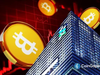 Ilustração 3D mostrando moedas de Bitcoin caindo em frente a edifício corporativo com gráfico de queda ao fundo em tons vermelhos.