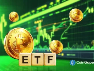 Ilustração de moedas douradas de Bitcoin flutuando sobre tela com gráficos verdes de mercado e blocos com as letras ETF.