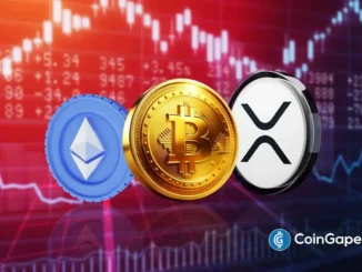 Representação 3D das moedas de Ethereum (azul), Bitcoin (dourada) e XRP (branca e preta) sobre fundo com gráficos de velas em tons de vermelho e azul.