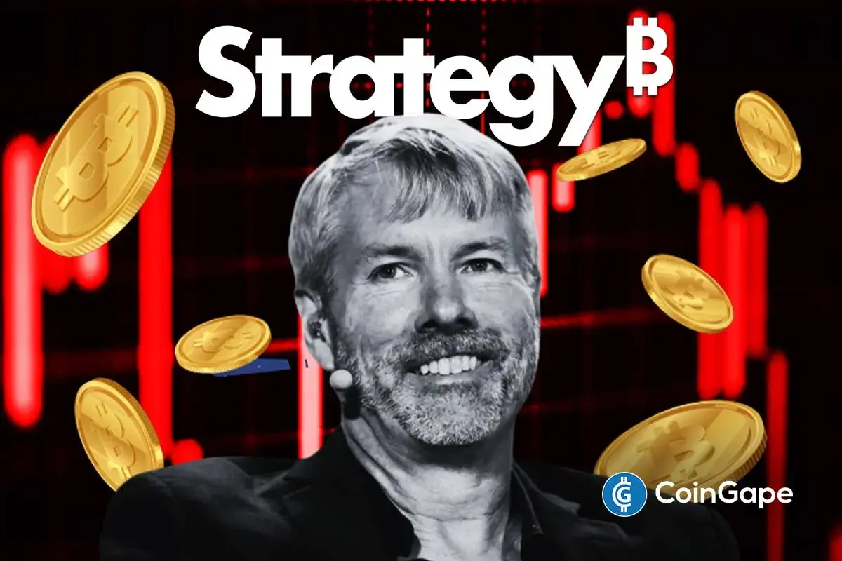 Michael Saylor sorrindo cercado por moedas de Bitcoin douradas com gráfico vermelho de queda ao fundo e logo da Strategy