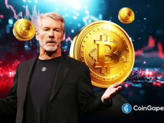 Michael Saylor, presidente executivo da Strategy, aparece em frente a moedas de Bitcoin douradas com gráficos de mercado ao fundo.