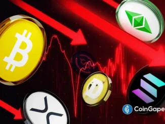 Imagem mostrando moedas de Bitcoin, XRP, Dogecoin e outras criptomoedas com setas vermelhas indicando queda de preços e gráficos em declínio