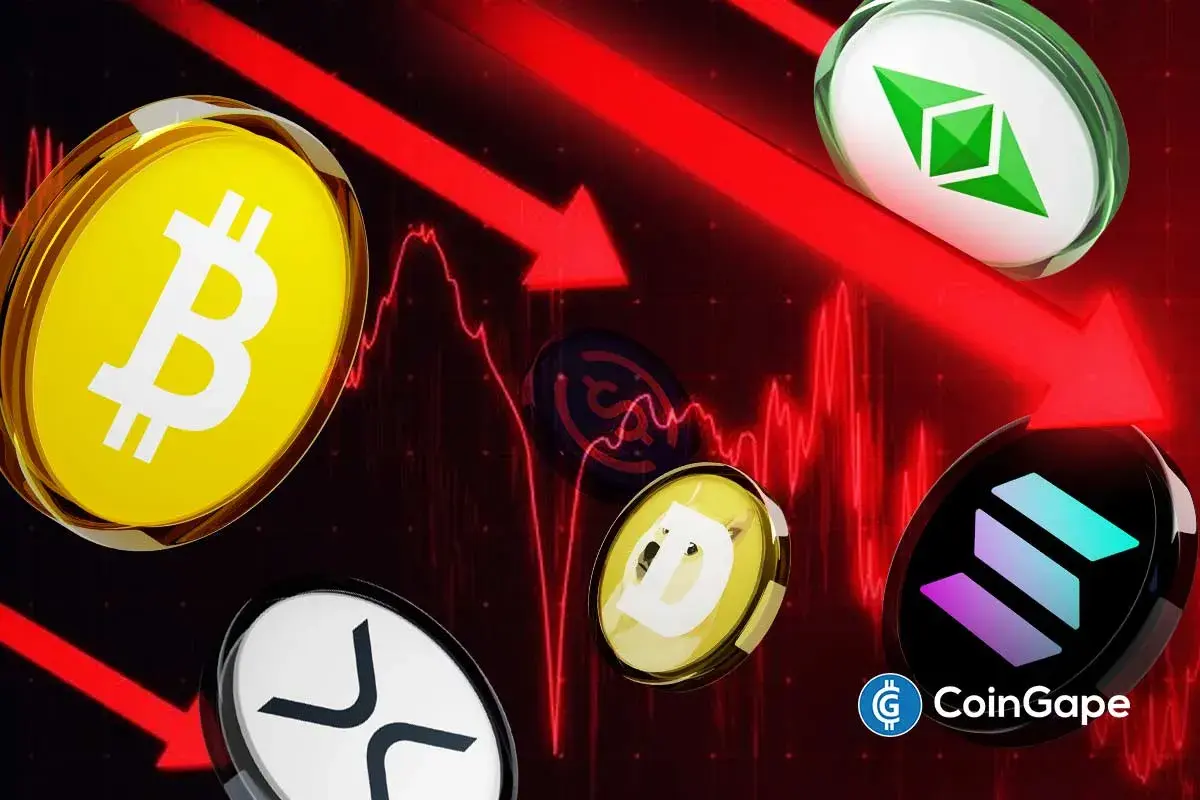 Imagem mostrando moedas de Bitcoin, XRP, Dogecoin e outras criptomoedas com setas vermelhas indicando queda de preços e gráficos em declínio