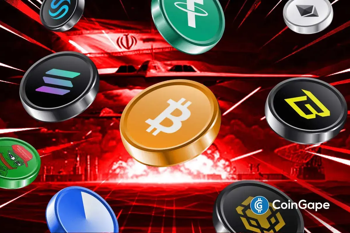 Ilustração mostrando moedas de criptomoedas, incluindo Bitcoin, Solana e Ethereum, em queda sobre fundo vermelho com avião de guerra e bandeira do Irã ao fundo.