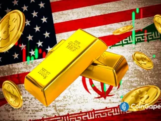 Moedas de Bitcoin e barras de ouro sobre bandeiras americana e iraniana com gráficos