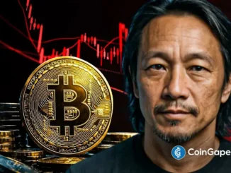 Moeda física de Bitcoin ao lado de retrato com gráfico de queda em vermelho ao fundo