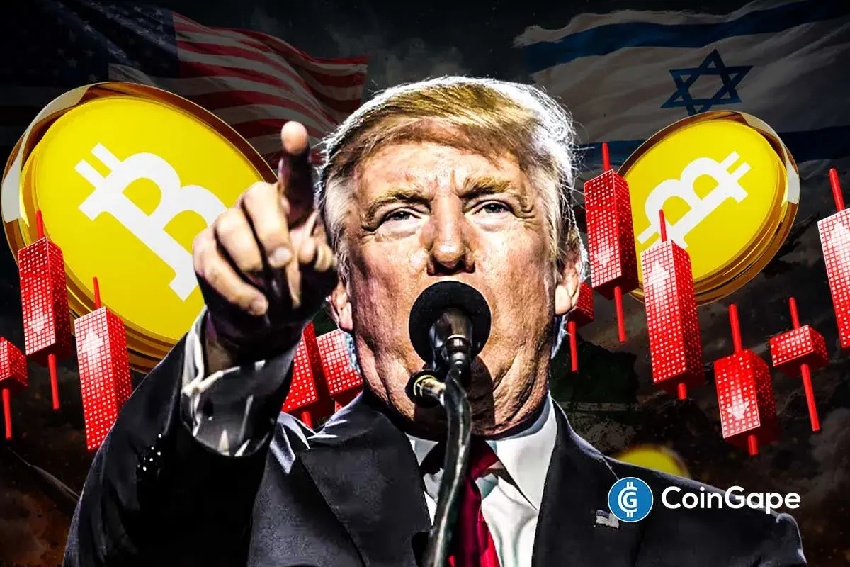 Ilustração digital mostrando Donald Trump em discurso com símbolos do Bitcoin, bandeiras dos EUA e Israel e gráficos de queda ao fundo.