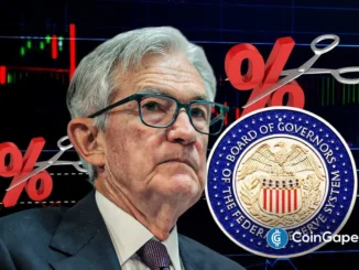 Imagem ilustrativa de Jerome Powell com símbolos de porcentagem e selo do Fed.