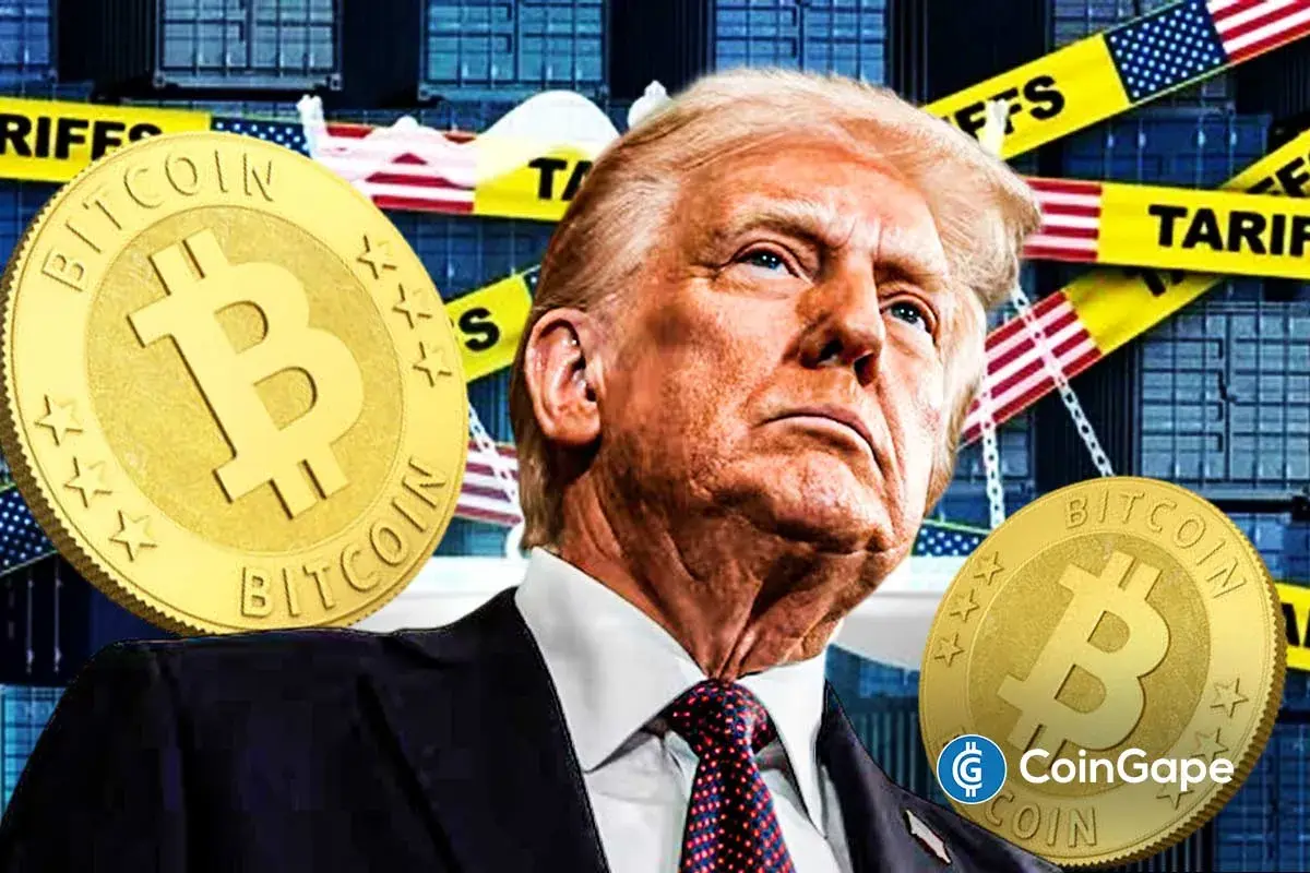 Ilustração mostrando Donald Trump de terno com expressão séria, cercado por moedas douradas de Bitcoin e faixas amarelas com a palavra tariffs, com bandeiras dos Estados Unidos ao fundo.