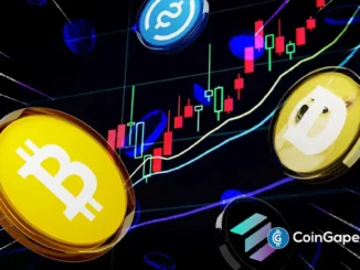 Moedas douradas de Bitcoin empilhadas em superfície reflexiva com gráfico de trading em queda ao fundo mostrando tendência de baixa do mercado cripto