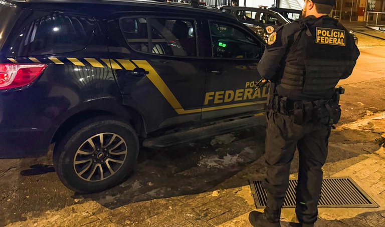 Agente da Polícia Federal durante cumprimento de mandados na Operação Narco Fluxo.