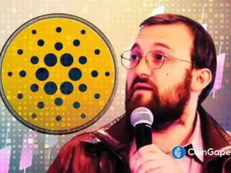 Charles Hoskinson segurando um microfone ao lado do logotipo da Cardano em fundo colorido.