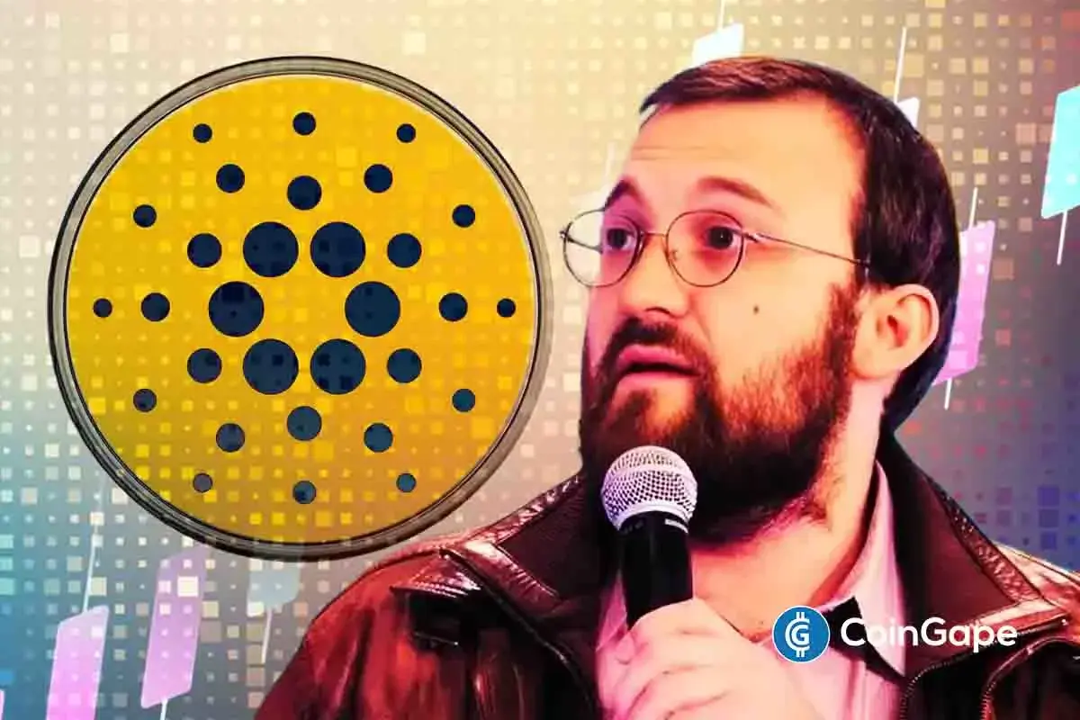 Charles Hoskinson segurando um microfone ao lado do logotipo da Cardano em fundo colorido.