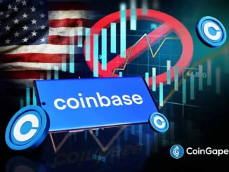 Logotipo da Coinbase em smartphone com bandeira dos EUA e gráfico de mercado ao fundo.