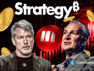 Michael Saylor e Peter Schiff diante do logotipo da Strategy, com moedas de Bitcoin ao fundo.