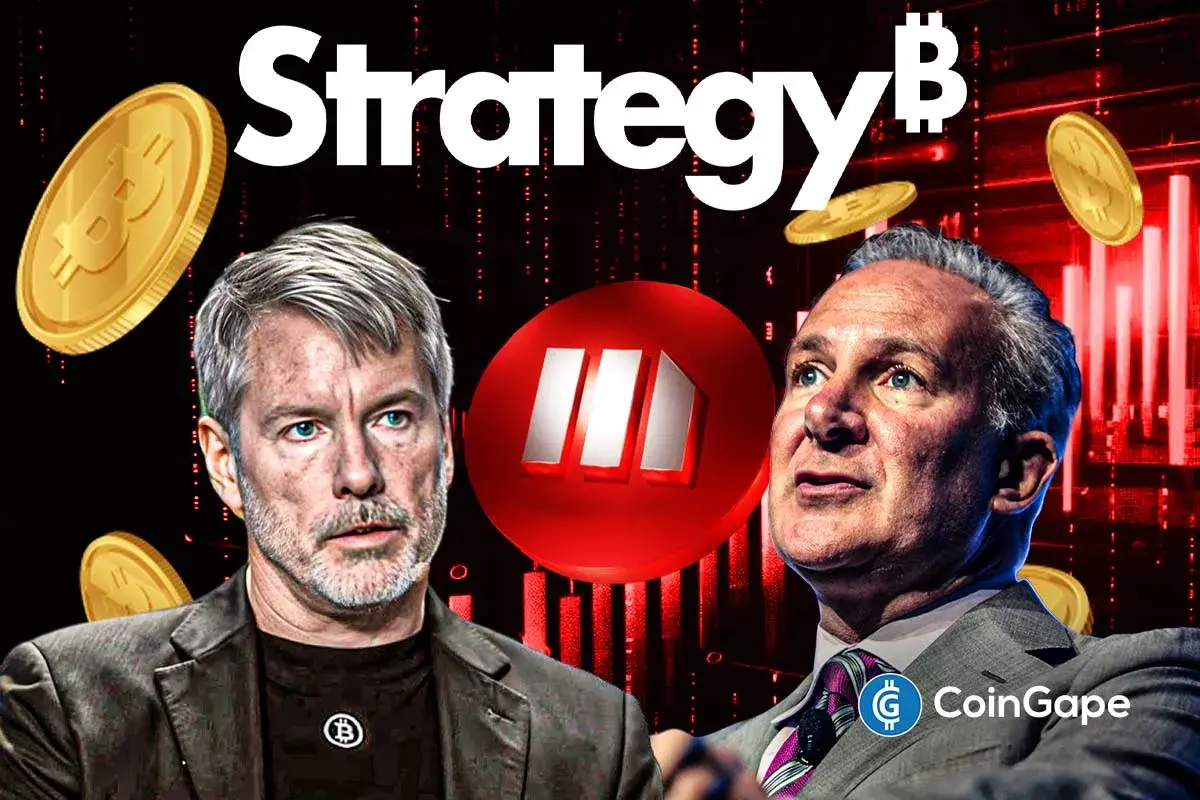 Michael Saylor e Peter Schiff diante do logotipo da Strategy, com moedas de Bitcoin ao fundo.