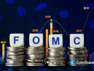 Três dados brancos com as letras F, O, M e C sobre pilhas de moedas, com gráficos financeiros ao fundo, ilustrando o FOMC. Imagem: CoinGape.
