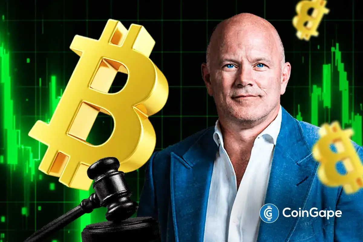 Mike Novogratz posando ao lado do símbolo do Bitcoin e de um martelo de juiz, com gráfico verde ao fundo.