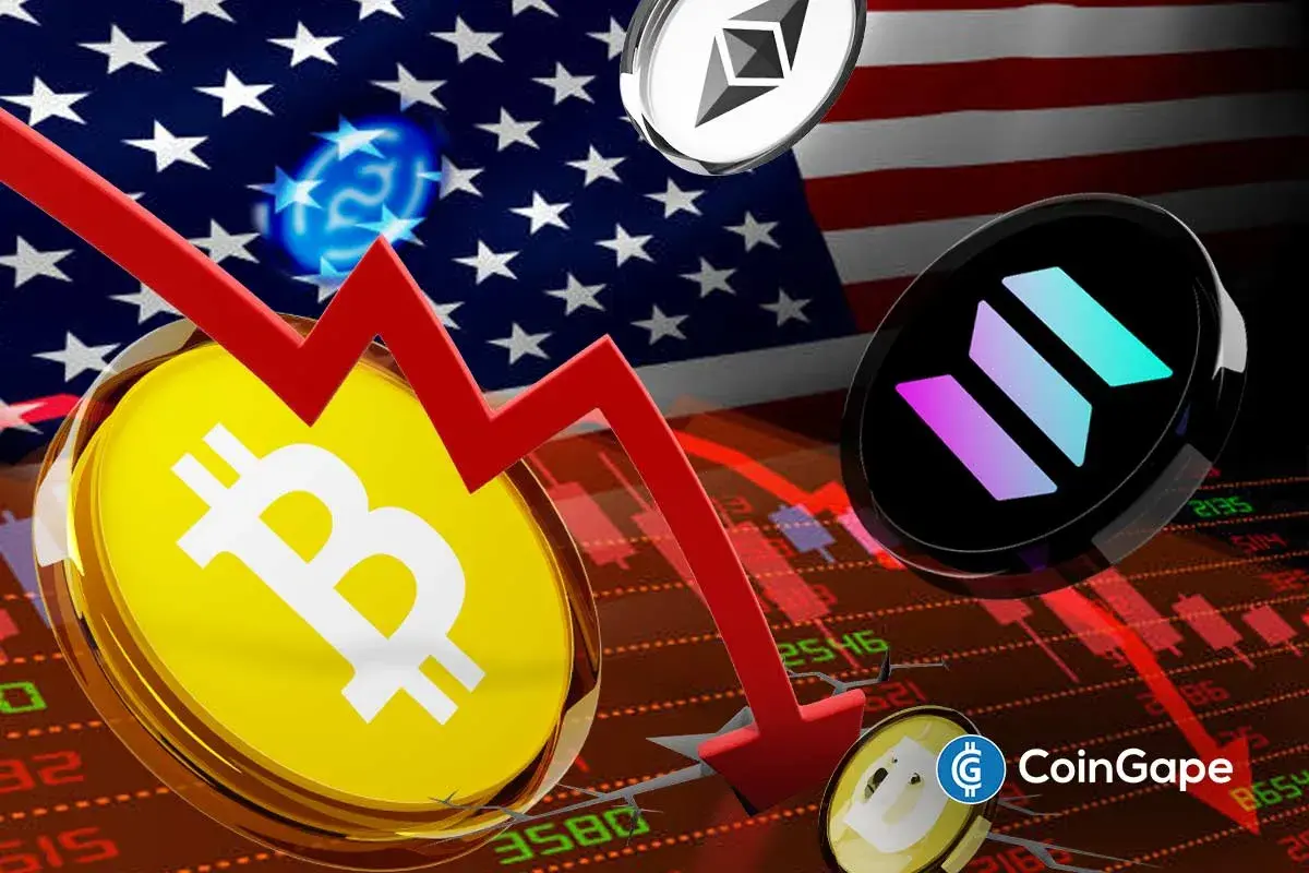 Moedas de Bitcoin, Ethereum, Solana e Dogecoin ao lado de uma seta vermelha apontando para baixo sobre gráfico de candlesticks, com bandeira americana ao fundo.