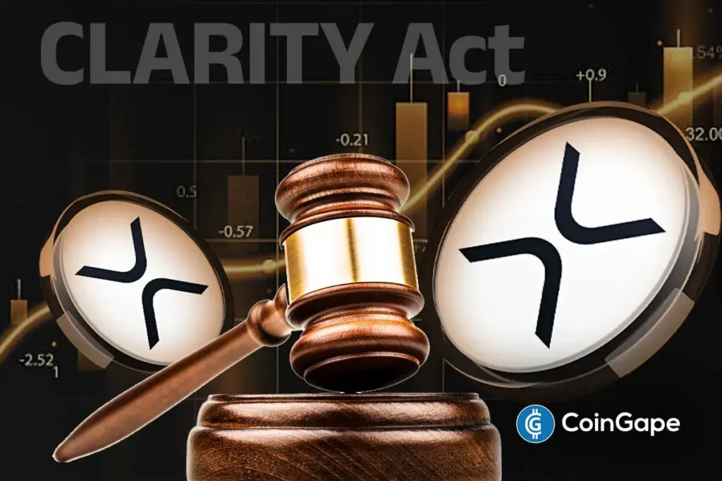 Ilustração mostrando moedas XRP, martelo judicial e texto CLARITY Act sobre fundo com gráfico de preços em candlestick