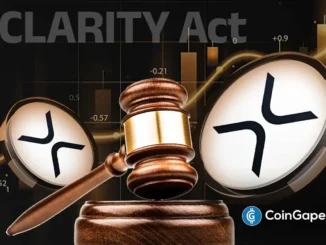 Ilustração mostrando moedas XRP, martelo judicial e texto CLARITY Act sobre fundo com gráfico de preços em candlestick