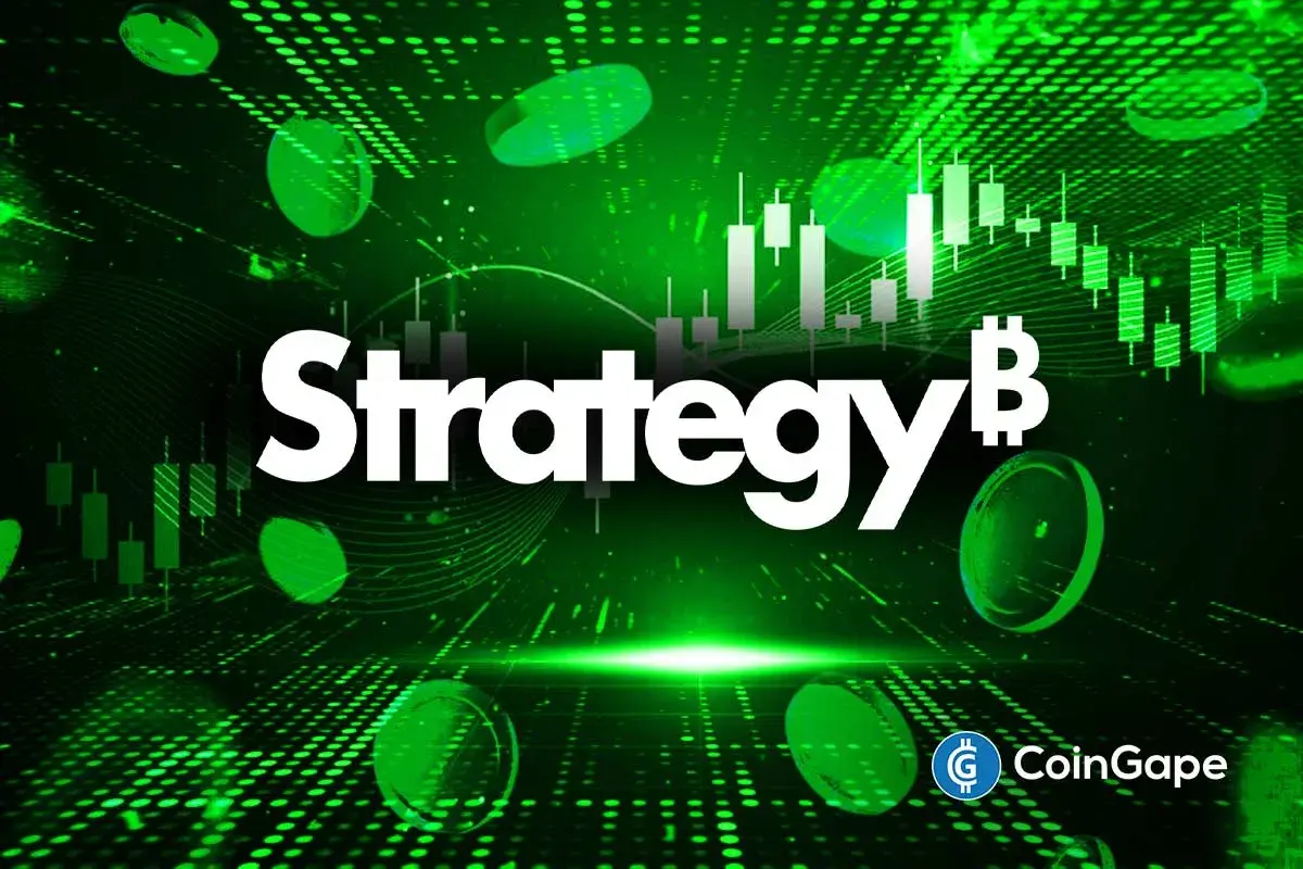 Logo da Strategy com gráficos de velas verdes ao fundo, representando o mercado de criptomoedas em alta.