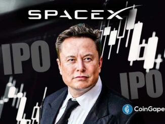 Elon Musk em frente a gráficos financeiros com o logotipo da SpaceX e a sigla IPO ao fundo.