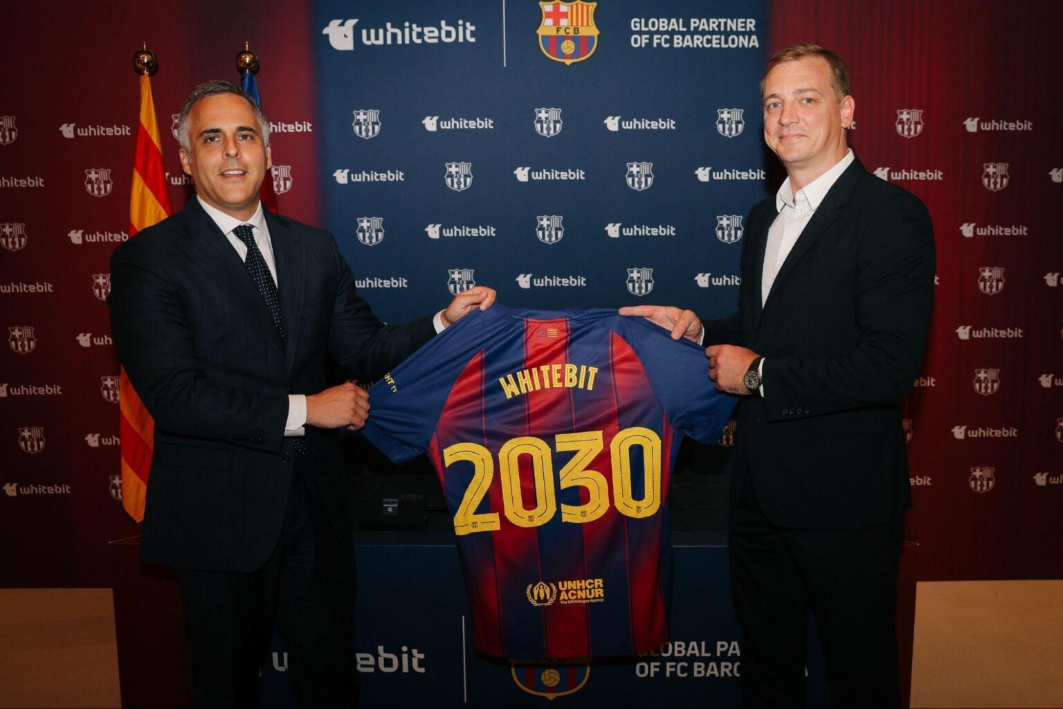 Executivos da WhiteBIT e FC Barcelona segurando camisa personalizada com o número 2030.