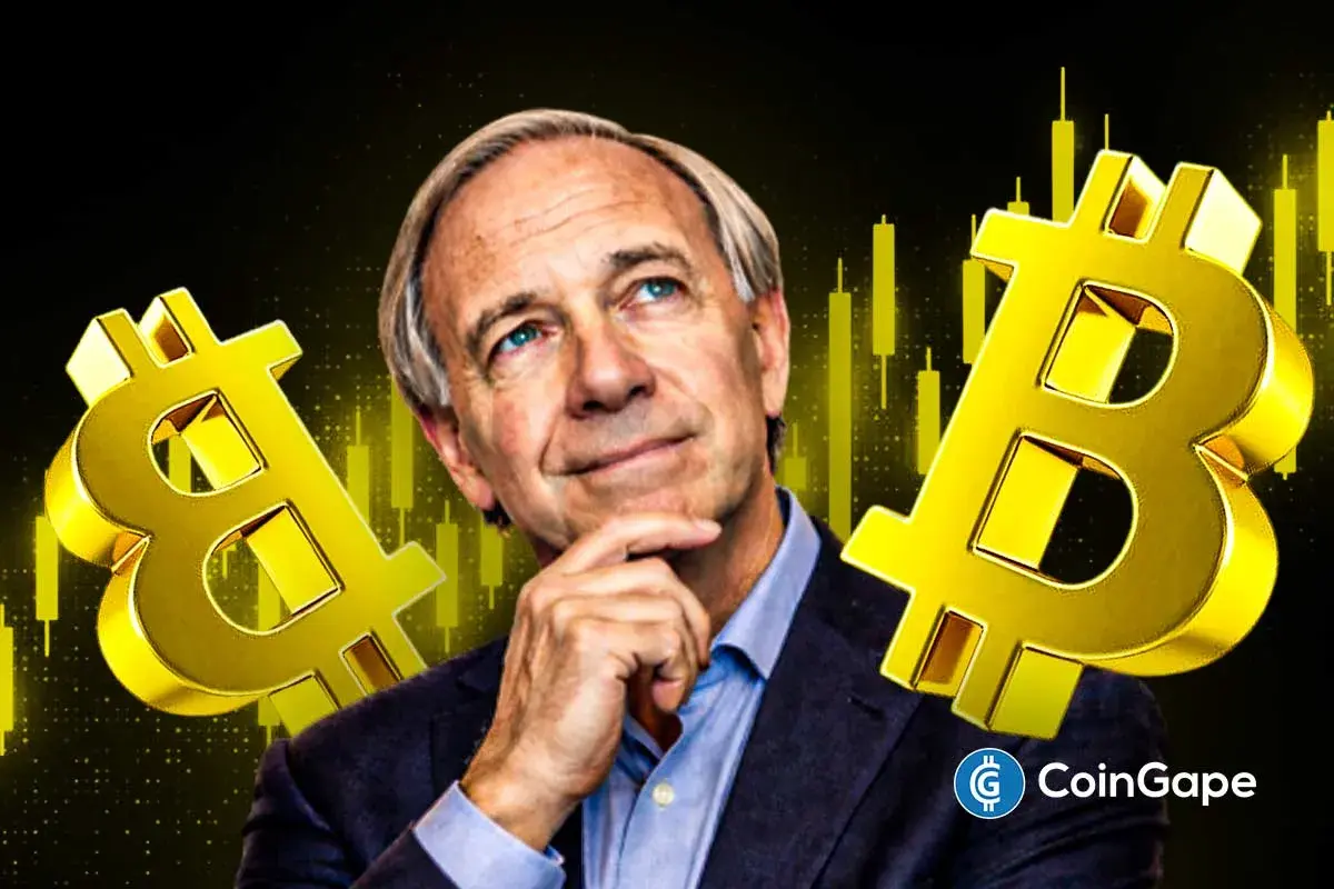 Bilionário Ray Dalio em frente a símbolos dourados de Bitcoin e gráficos de mercado