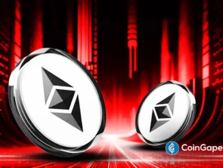 Duas moedas de Ethereum em fundo vermelho com linhas digitais, representando queda no mercado cripto.