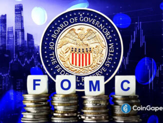 Selo do Board of Governors of the Federal Reserve System com letras FOMC em cubos sobre pilhas de moedas com gráficos financeiros ao fundo.