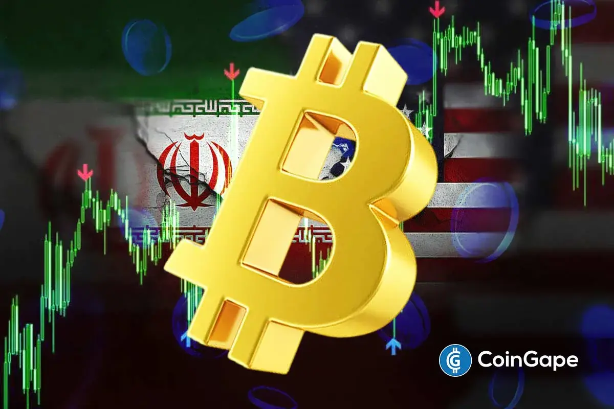 Símbolo dourado do Bitcoin à frente das bandeiras do Irã e dos Estados Unidos, com gráficos de candlestick ao fundo.