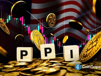 Blocos com as letras PPI sobre moedas de Bitcoin com bandeira dos EUA e gráficos de preços ao fundo.