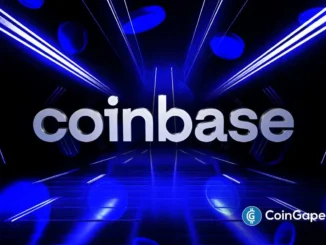 Logotipo da Coinbase em letras metálicas sobre fundo escuro com iluminação neon azul.
