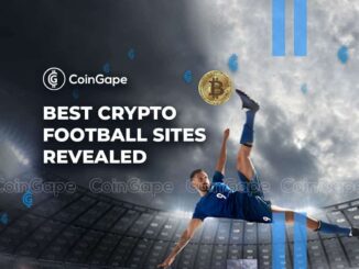 Jogador de futebol chutando uma moeda de Bitcoin em um estádio, ilustrando as melhores casas de apostas cripto para futebol.