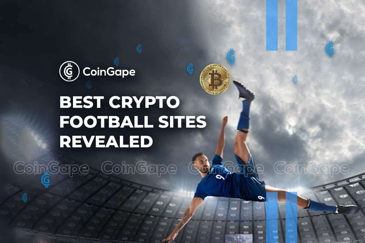Jogador de futebol chutando uma moeda de Bitcoin em um estádio, ilustrando as melhores casas de apostas cripto para futebol.
