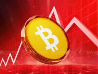 Ilustração 3D da moeda de bitcoin sobre fundo vermelho com setas de gráfico indicando queda de preço.