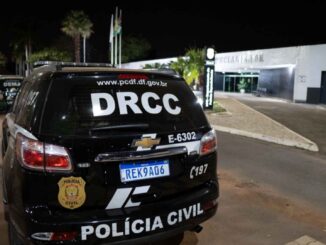 Viatura da Delegacia Especial de Repressão aos Crimes Cibernéticos (DRCC) da Polícia Civil do Distrito Federal estacionada durante operação noturna.