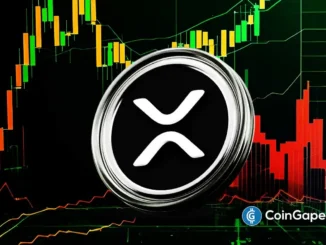 Logo do XRP na cor prata sobre fundo preto com gráfico de velas coloridas.