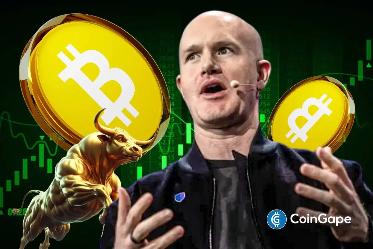 Brian Armstrong, CEO da Coinbase, gesticulando ao lado de moedas de Bitcoin e uma estátua de touro dourado, com gráfico em alta ao fundo.