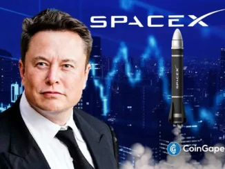 Foto de Elon Musk em traje formal com o logo da SpaceX e um foguete ao fundo