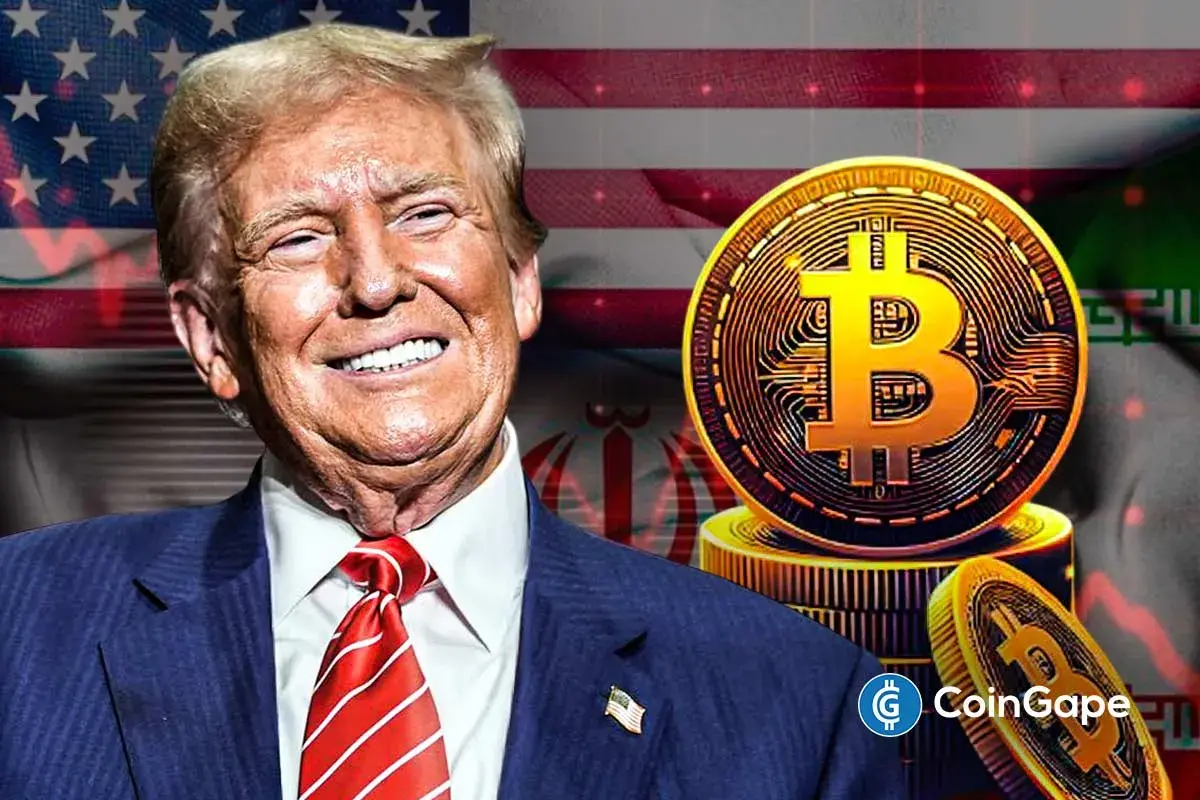 Donald Trump sorrindo ao lado de moedas de Bitcoin com as bandeiras dos EUA e do Irã ao fundo.
